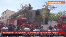Edirne Yol Üzerinde Toplananlar, Kullanılmayan Binada Çıkan Yangını Film Gibi İzlediler