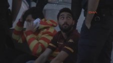 Göztepeli taraftarlar Açılış Maçında Oyunculara Saldırdılar