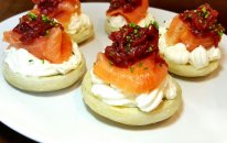 Keçi peyniri, Somon Füme ve Kırmızı Soğan Marmelatlı Enginar
