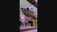 Düğün Salonuna Kayıkla İnerken Yere Düşen Çift