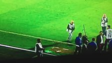 Onur Kıvrak'ın Hami'nin Önünde Formasını ve Eldivenlerini Bırakması