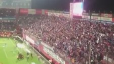 Sahaya Uçarak Gelen Trabzonspor Taraftarı