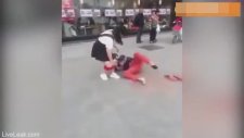 Aldatan Sevgilisini Sokak Ortasında Döven Çinli Kız