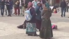 Cihaddan Korkarak Kaçan Haçlı Kafir Avrupaya Sığınmaya Çalışan Kafir İmansız Mülteci Suriyelelilerin