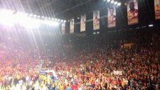 Galatasaraylı Taraftarlar Abdi İpekçi'yi İnletti