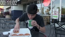 12 Donutu Saniyeler İçinde Bitiren Bir Garip Adam