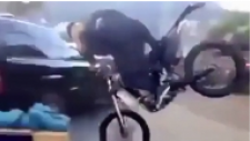 Motosiklet Sürücüsü Önüne Çıkan Cipe Balıklama Atladı