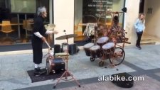 Bateri Çalma İşini Farklı Bir Boyuta Taşıyan Sokak Müzisyeni