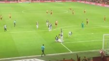 Beşiktaş'ın Gol Anında Sahaya Giren Taraftar (Küfür İçerir)