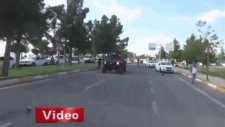 Diyarbakır’da Polis Servisine Bombalı Araç İle Saldırı
