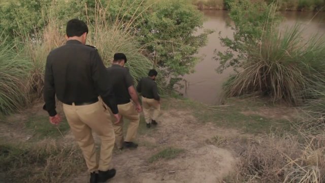 A Girl in the River (2015) Fragman