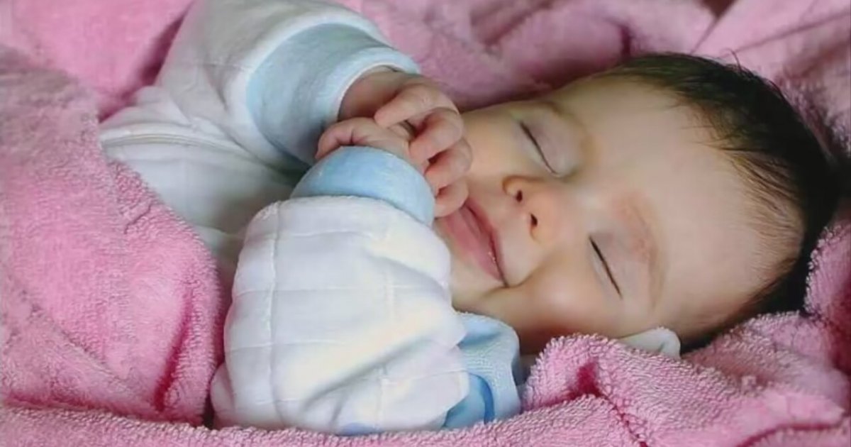 Annesi Onu Çok Babası Onu Çok Severmiş Öpermiş Dinle