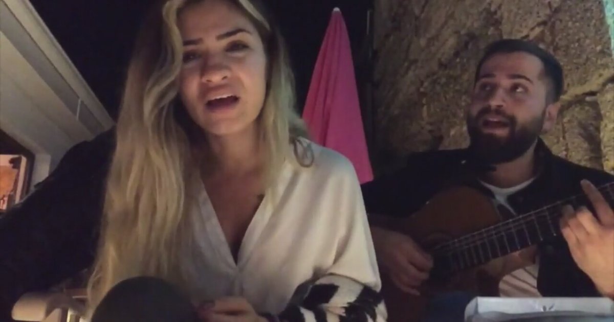 Feride Hilal Akın Bilir Mi (Akustik Canlı Performans)