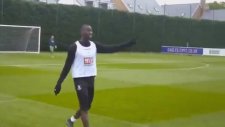 Bolasie'den Kadın Futbolcuya Beşlik!
