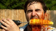 Ağır Çekim Görüntüleriyle Matkapla Mısır Yemek