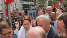 Meral Akşener'in Kocası Tuncer Akşener’i Fırçaladığı An