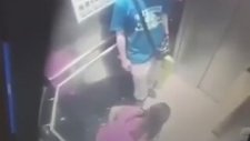 Asansöre Tuvaletini Yapan Kadın