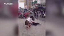 Yalvarırken Kızın Külotlu Çorabını Çıkaran Erkek