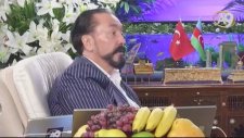Hadis: Münafıklar gösterişe önem verdiğinden halk arasında faal, yalnızken tembeldirler