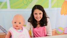 Kız oyunu. Kardelen kukla oynuyor. Kukla giydirme ve beslendirme