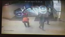 İzmir Metrosundaki Tahta Heykelin Parçalanması
