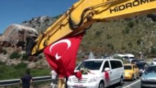Düğün Konvoyunun Önünü iş Makinesiyle Kestiler