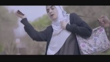 İbretlik Siyah Adam Türbanlı Kız Yakınlaşması