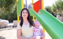 Ayşe'yle çocuk parkta oyunları. Oyuncak bebek bakımı. Kız oyunları ve oyuncakları