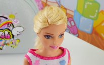 Ayşe Barbie kuaför setiyle oynuyor. Kız oyunu. KızVızVız’da Barbie oyunu oyna