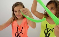 Slime oyuncak. Sema ve Ayca slime oyunları oynuyorlar. Kız Yıldız – kız oyunları