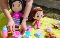 Oyuncak bebekler Leli ve Niloya ile piknik oyunu. Oyuncak çay setiyle oynuyoruz