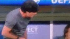 Joachim Löw'ün Maç Sırasında Taşaklarını Koklaması