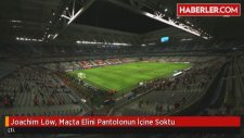 Teknik Direktör Joachim Löw, Maçta Elini Pantolonun İçine Soktu