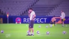 Löw İğrenç Hareketlerine Devam Ediyor