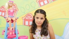 Barbie Cankurtaran oyunu. Havuzda oyunu oynuyoruz. Kız oyuncakları