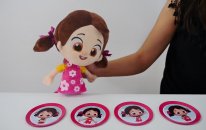 Oyuncak bebek Niloya ve oyuncak çay setiyle oynuyoruz. Kurabiye yapma oyunu. Saymayı öğreniyoruz.