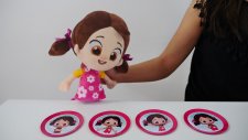 Oyuncak bebek Niloya ve oyuncak çay setiyle oynuyoruz. Kurabiye yapma oyunu. Saymayı öğreniyoruz.