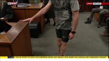 Pistorius Protez Bacaklarını Çıkardı!
