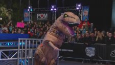 Şişme T-Rex’den Muhteşem American Ninja Warrior Parkuru Peformansı
