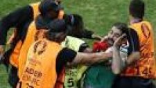 Sahaya Giren Türk Taraftarın Fatih Terim ve Oyunculara Tepki Göstermesi