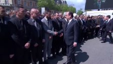 Polis Memuru Hollande ve Valls'in Elini Sıkmadı