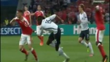 İsviçre'nin Puma Marka Formalarının Yırtılması