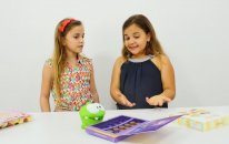 Sema ve Ayça’yla süsleme oyunu. Kutu süsleme - renkli kağıt, stikerler ve pırıltı taşlarla