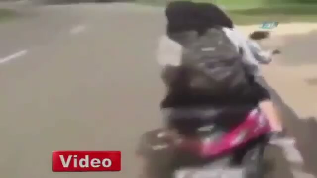 İki Kızın Motosiklet Yolculuğu 10 Saniye Sürdü