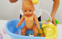 Oyuncak bebek banyo yapıyor. Ayşe oyuncak bebek banyosu ve Gül’le oynuyor