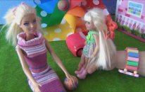 Barbie playing Basket & Football with Chelsea - Barbie Chelsea ile futbol ve basketbol oynuyor