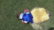 Snow White vs Elsa Apple Battle. Schnewitchen und Elsa. Pamuk Prenses ile Elsa elma savaşı