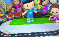 Pepee LEGO tren yolu oyunuyor. Pepee ve Niloya LEGO Duplo tren rayı yapıp oynadı. Arı Maya izledi.