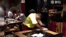 Görüp Görebileceğiniz En Hızlı Masa Temizleyen Garson