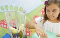 Smuzi Makinesi Ve Meyve Bilmecesi. Sema, Ayça Ve Adrian İle Çocuk Oyunları